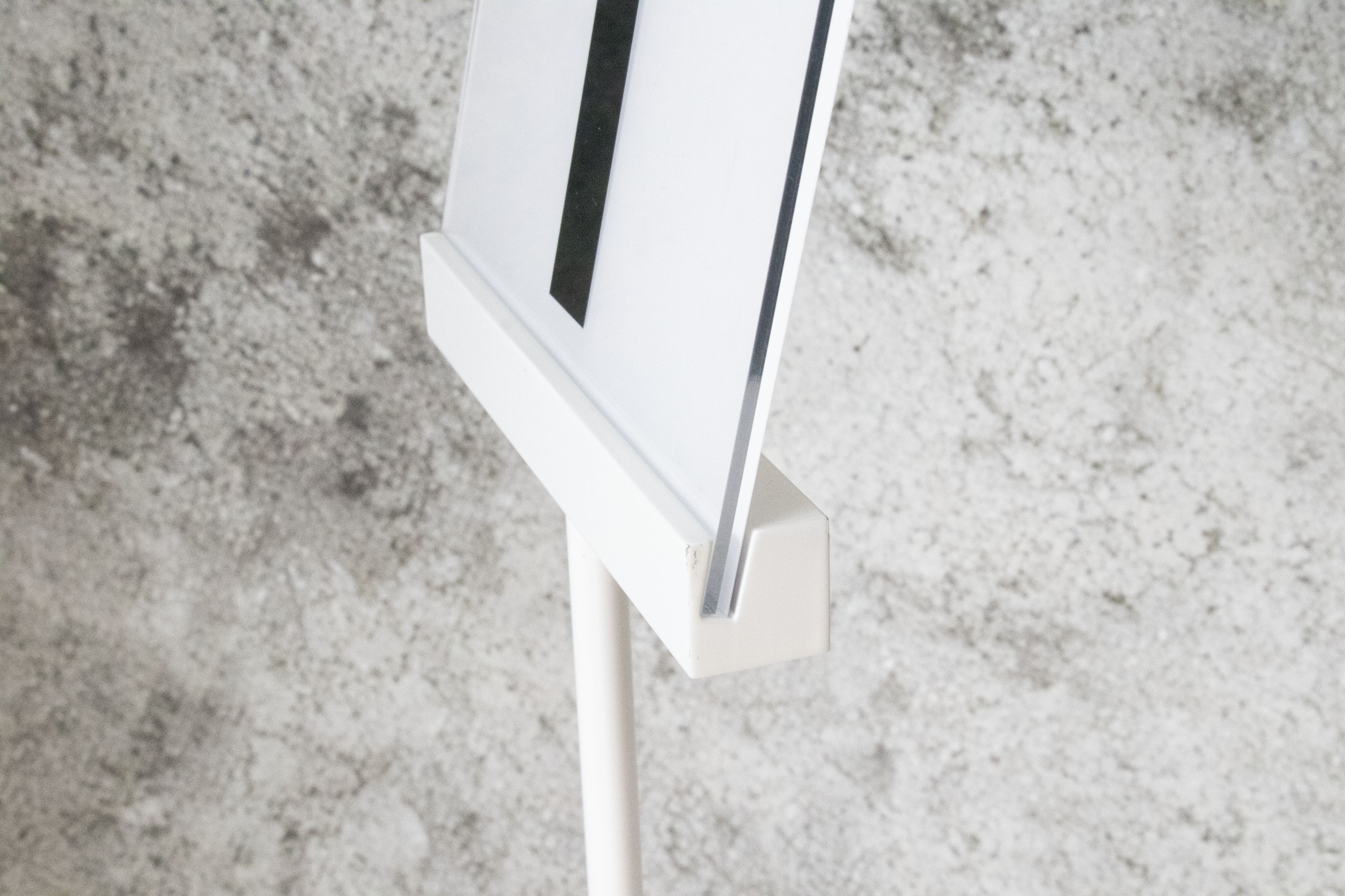 FS-07B aluminium display frame system in black and white with 300mm round base and 2–8mm panel slot