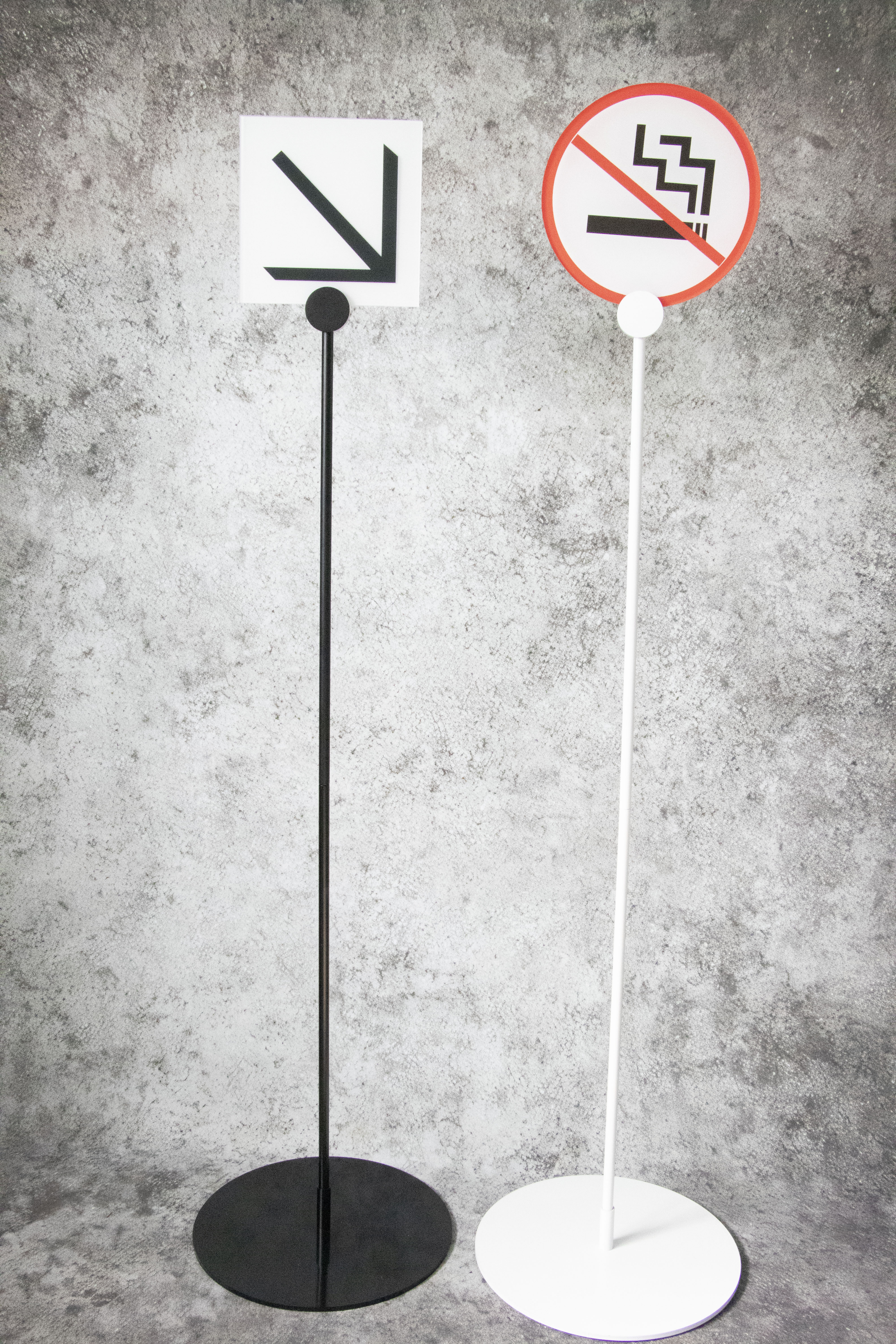 FS-07 aluminium display frame system in black and white with 300mm round base, 1000mm height