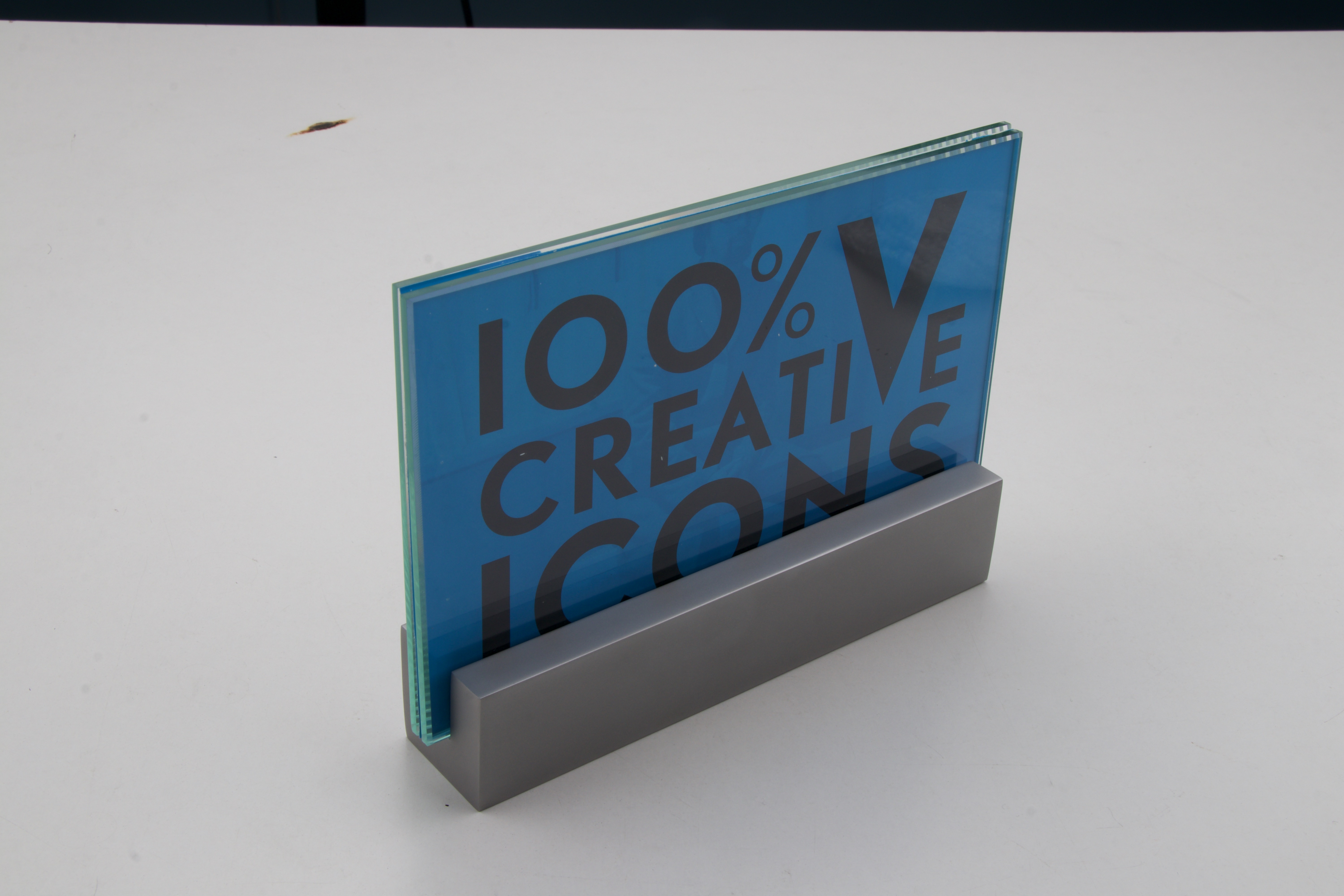 XC30(T) 30x30mm aluminium tabletop clamp with inserted acrylic panel