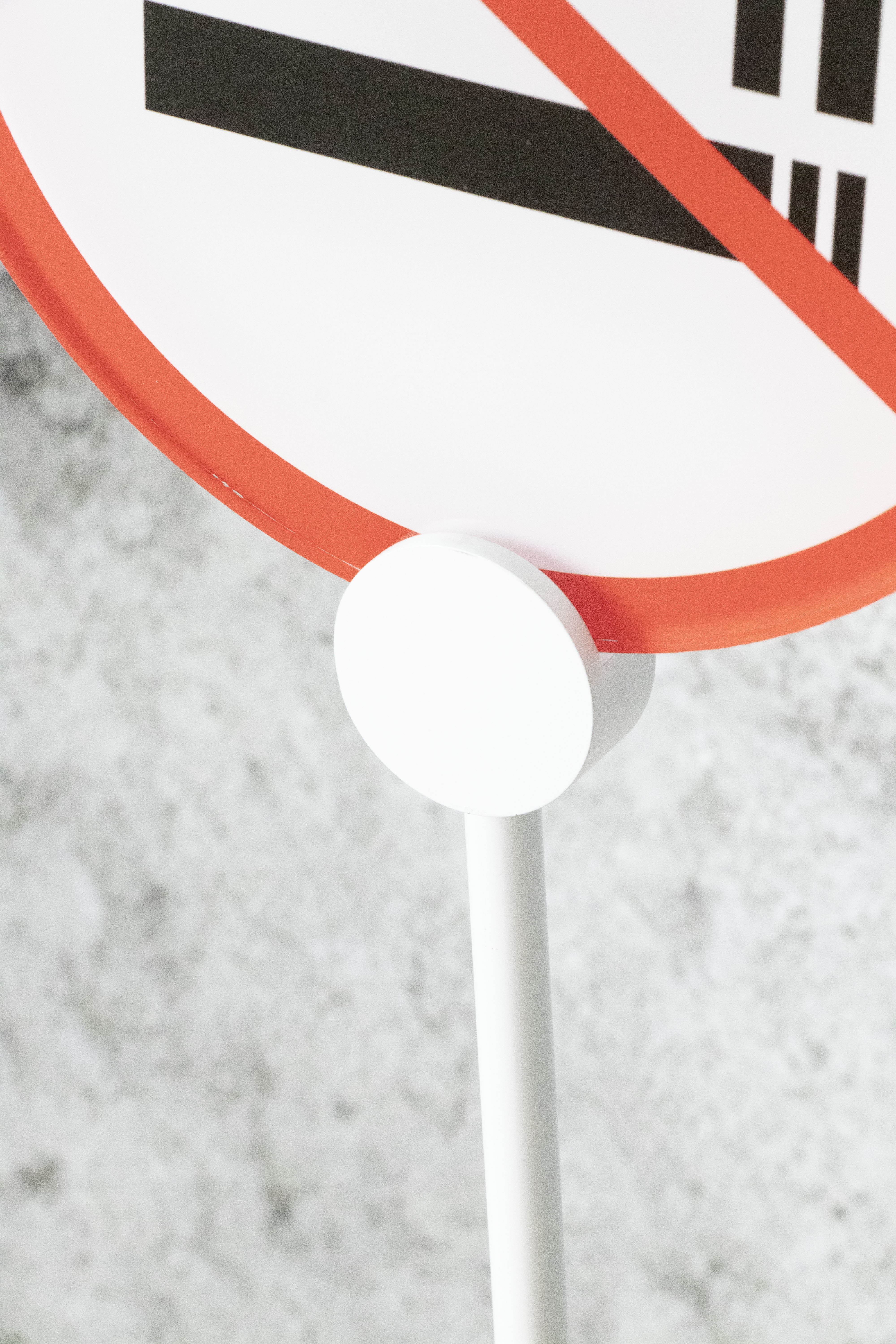 FS-07 aluminium display frame system in black and white with 300mm round base, 1000mm height